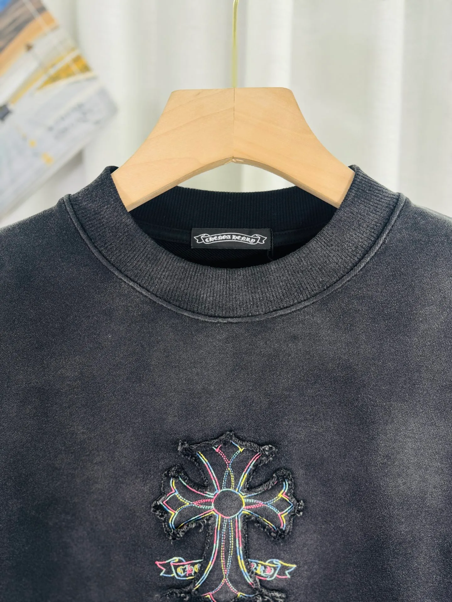 P280 top version, real shot without P, ​​different from market currency) 𝗖𝗵𝗿𝗼𝗺𝗲 𝗛𝗲𝗮𝗿𝘁𝘀/Cro Heart 2025 washed patch embroidery autumn and winter new original single counter American laser burnt 3D three-dimensional color embroidery couple casual sweatshirt 👑The highest version! Customized fabric 430g tripe terry fabric! American acid-washed and distressed original fabric laser burnt ✟appliqué embroidery and exquisite embroidery of letters! The best-selling model in the counter, very comfortable to wear. Accessories: original molded and authenticated collar label➕100% silk wash label. Genuine purchase-grade original hangtag➕matching hanging rope➕3D hanging beads➕original packaging bag. Craftsmanship: The original version has consistent wiring! The highest version of the armhole matching technique! Color: White Black Size: S M L XL Style No.: 9328